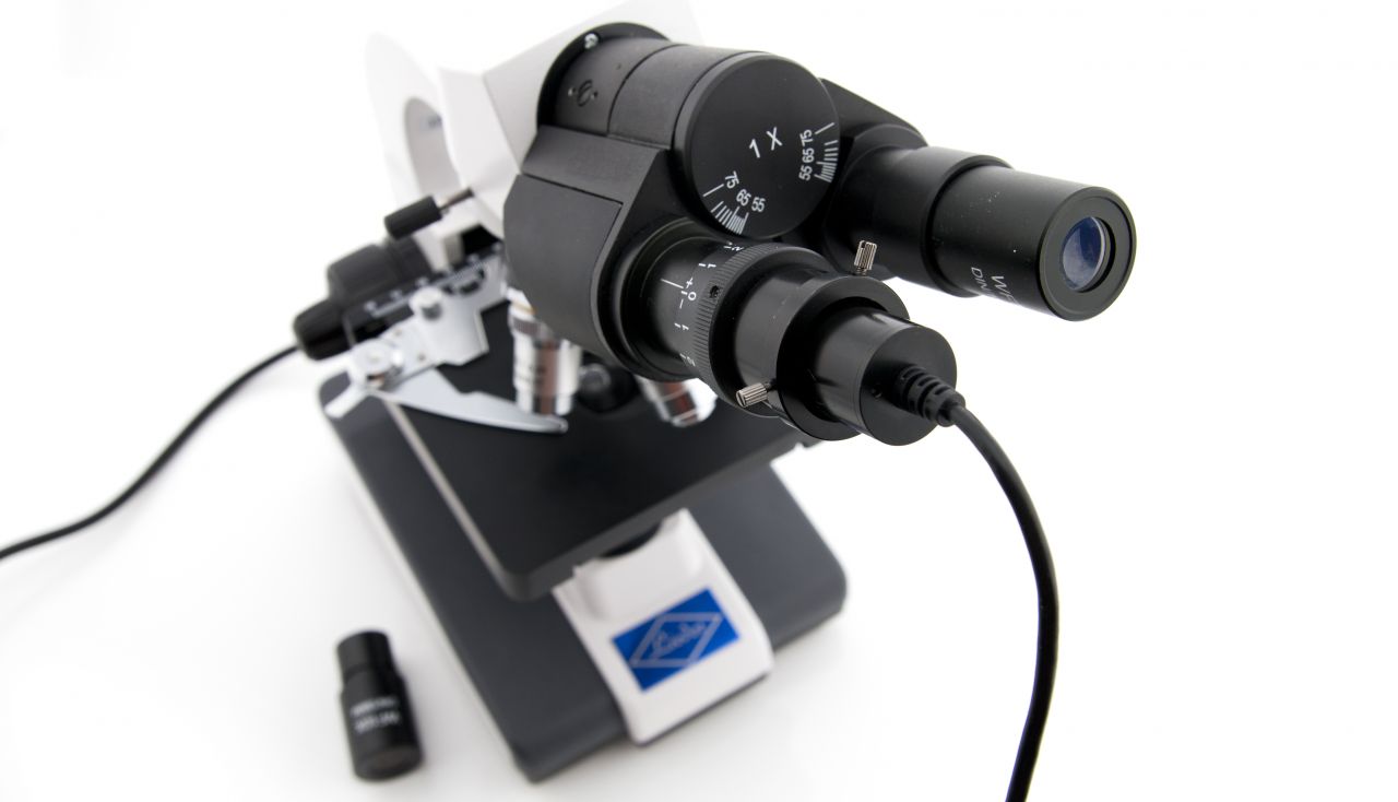 Included adapter makes it compatible with both compound and dissecting microscopes